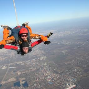 Parachute jump in tandem with instructor in Bucharest